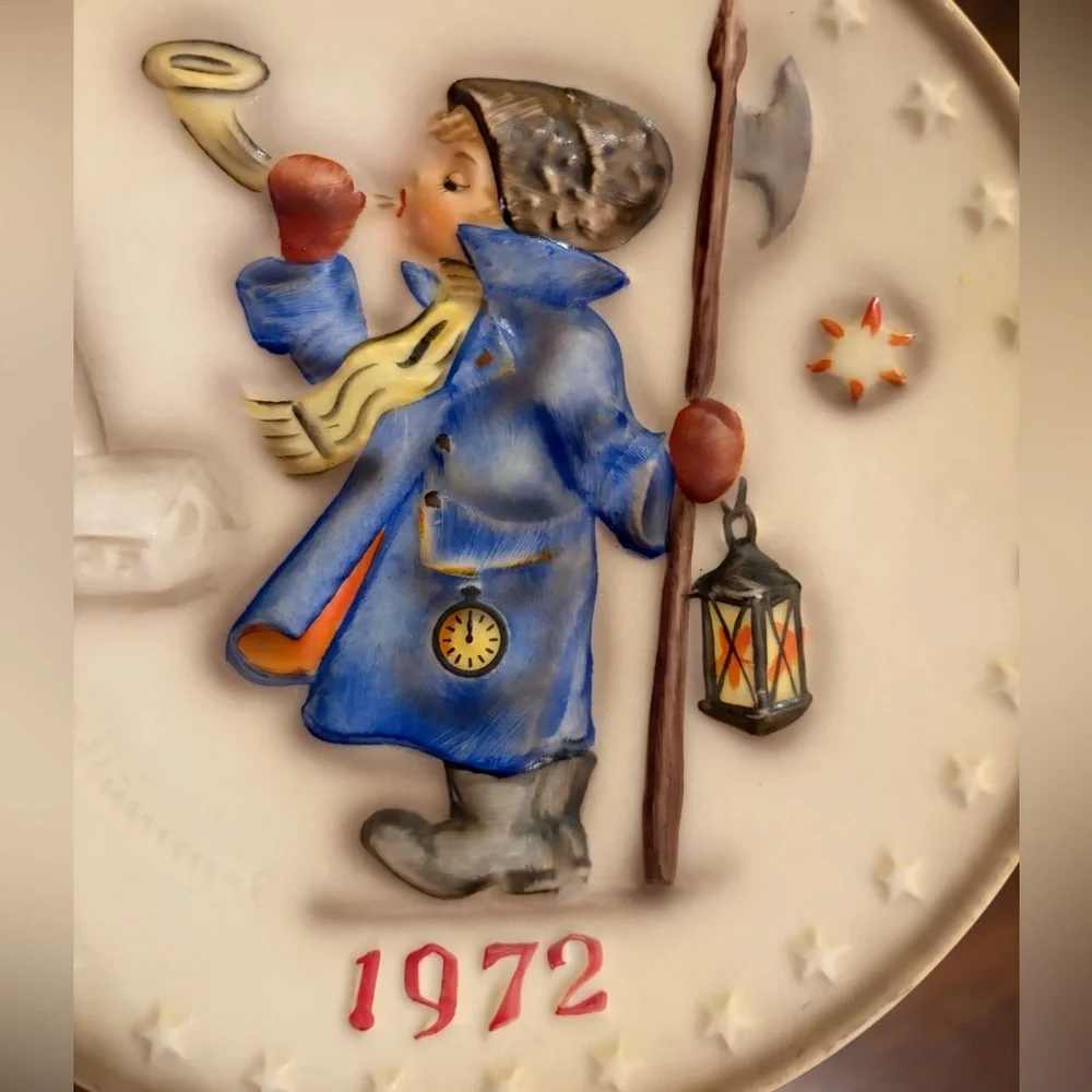 Goebel M.J. Hummel 2nd Annual Plate 1972 -#265 "Hear Ye, Hear Ye” - Picture 7 of 8